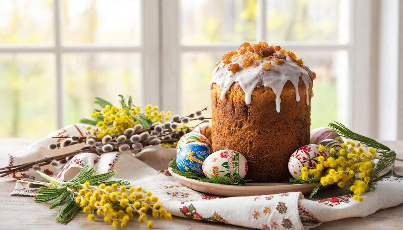 Кулич с изюмом и белой глазурью