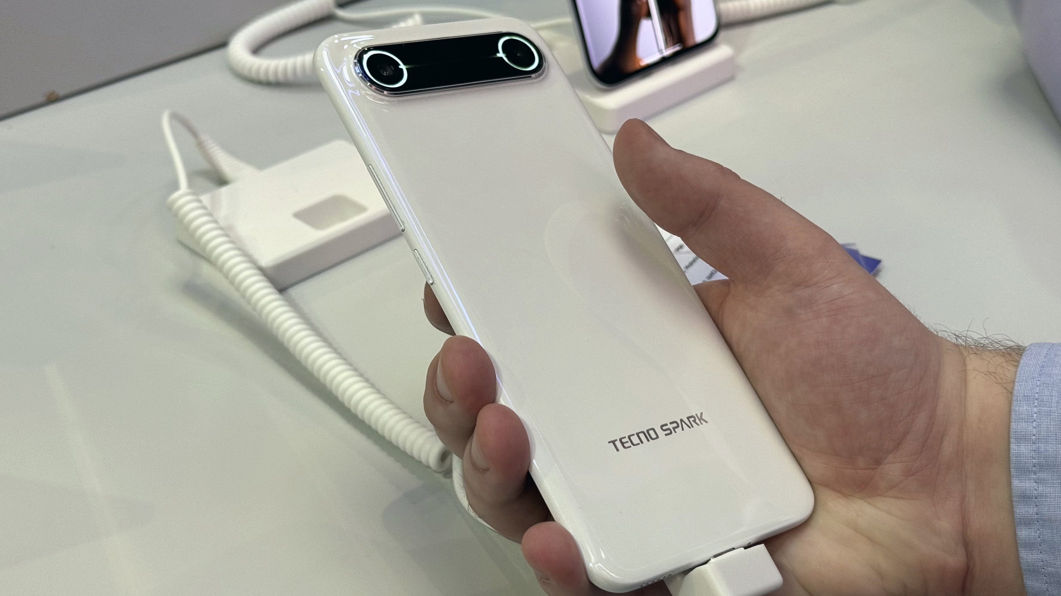 Модульный смартфон Tecno
